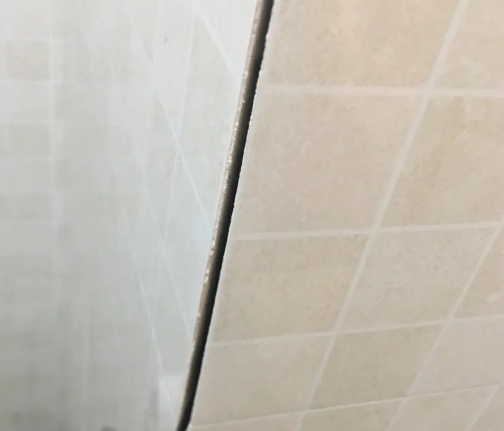 逊克瓷砖空鼓维修公司分享阳台瓷砖脱落的修复过程可以分为以下几个步骤