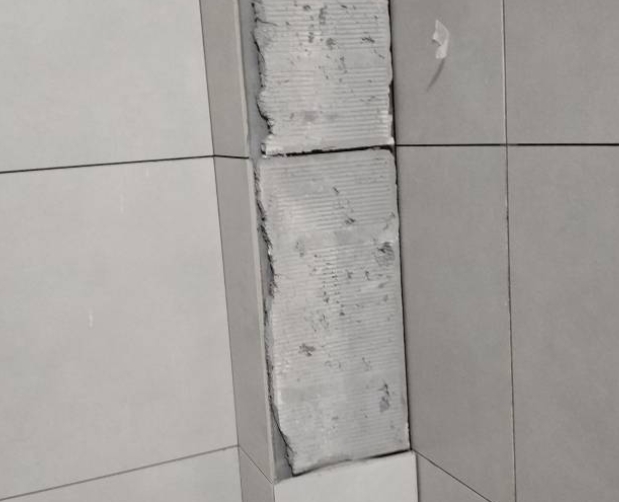 逊克瓷砖空鼓维修公司分享下瓷砖施工前基层浇水润湿程度不足，可能导致以下问题